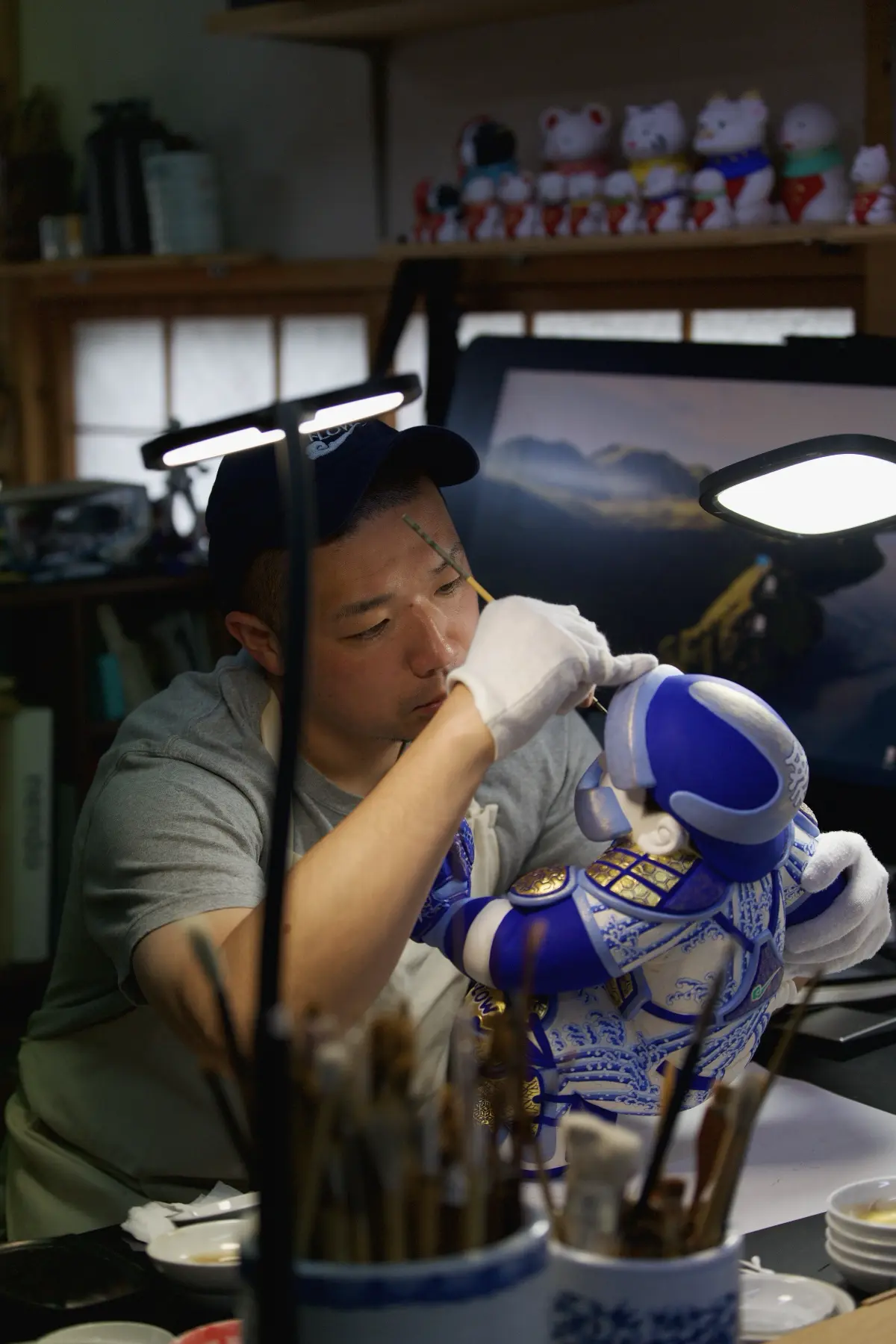 人形を制作中の中村弘峰